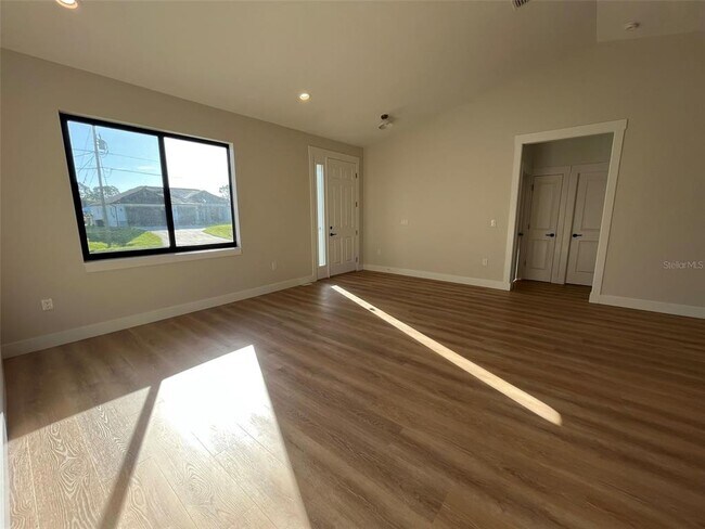 Building Photo - 2570 Longworthy Rd