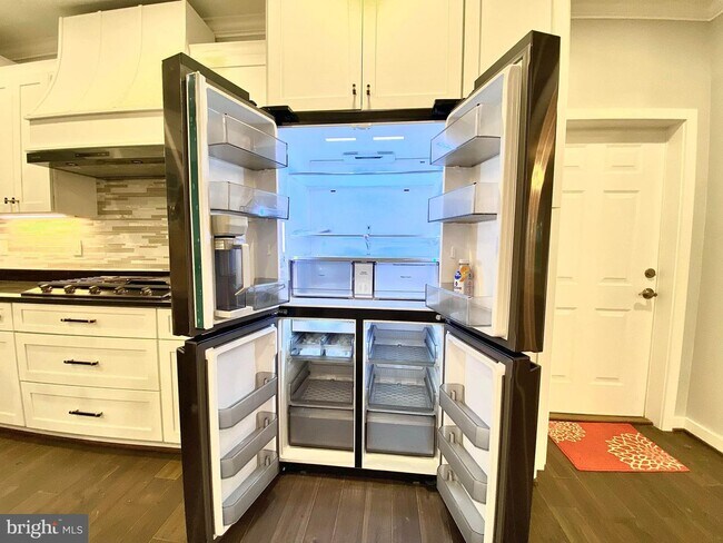 Foto del edificio - 7102 Woodley Ln