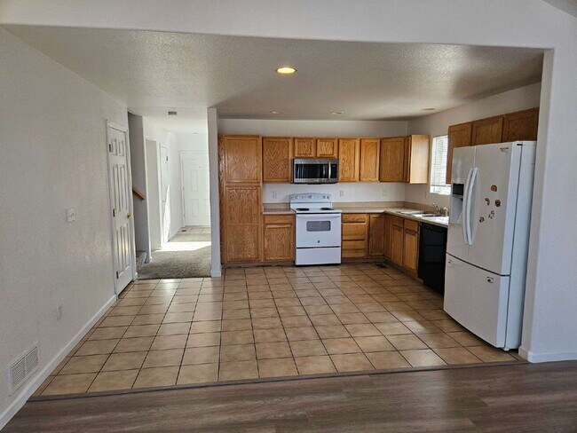 Building Photo - 4 Bed 2 Bath Split Level In Aurora!