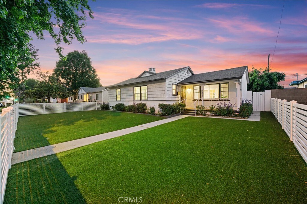 Foto principal - 16521 Plummer St