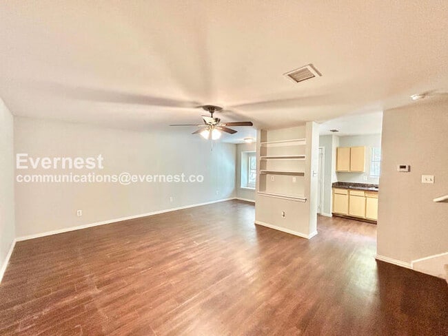 Foto del edificio - 320 Ezekial Ave