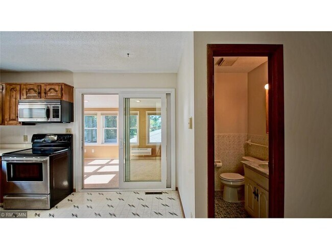 Building Photo - 1129 Oak St