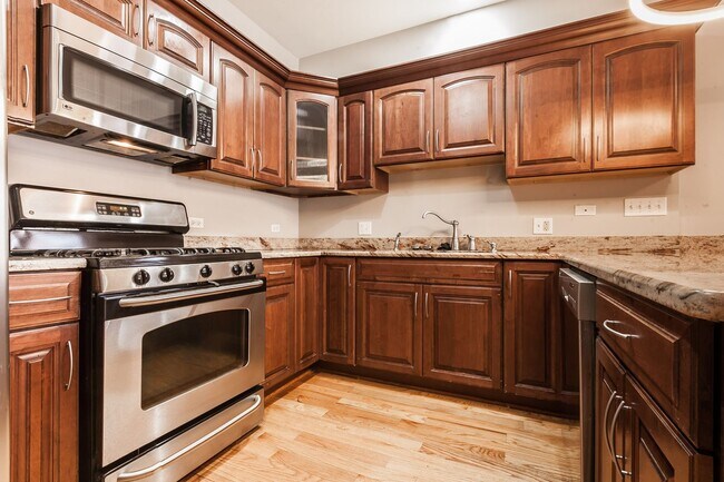 Building Photo - Stunningly Renovated 3BR/2BA Apartment in ...