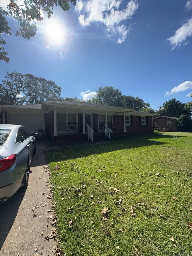 Building Photo - "Charming 3-Bed, 2-Bath Home at 109 Calhoun Ave: Your Serene Retreat in Pendleton!"