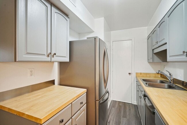 Building Photo - 5900 Prince George Dr