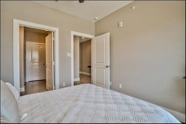 Foto del edificio - FIRST MONTH'S RENT FREE