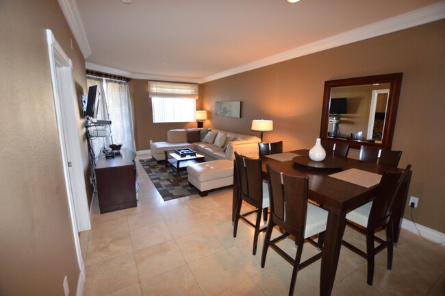 Foto del edificio - Meridian 2 BED|2BA FURNISHED CONDO 1 BLOCK...