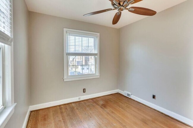 Foto del edificio - Beautiful Three Bedroom Abode in Brookland...