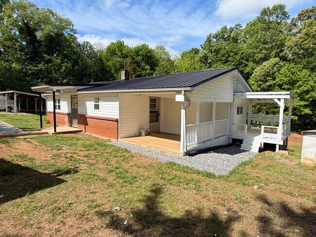 Foto del edificio - Hamptonville - HWY 901 - 3 Bedroom/ 1 Bathroom