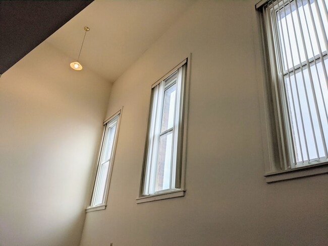 Building Photo - Spacious 2 Bedroom Apartment in Emmaus!