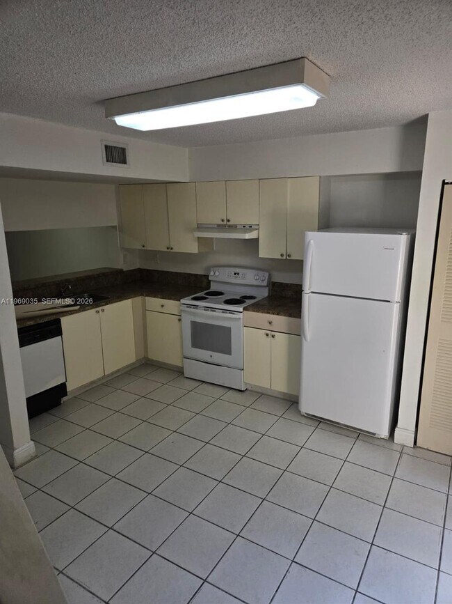 Foto del edificio - 8250 SW 149th Ct