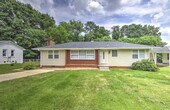 Primary Photo - Charming 3BD/1.5BTH Ranch Home with Fenced...