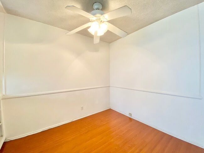 Building Photo - 4707 Beverly Blvd