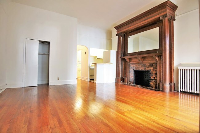 Building Photo - 335 W 76th St