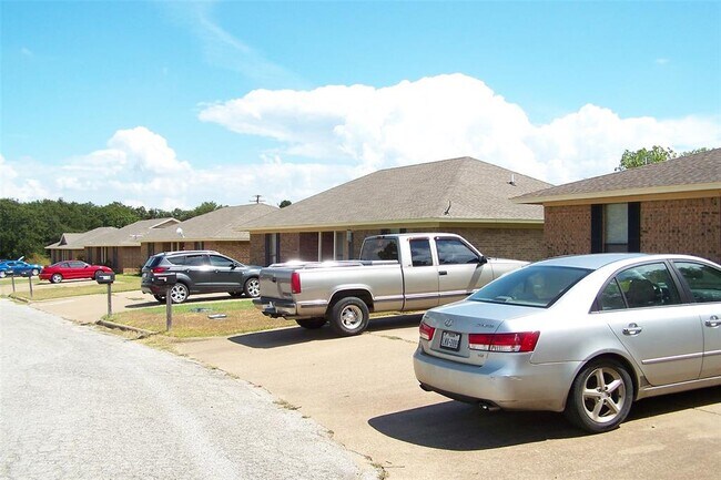 Building Photo - 265 Summit Dr