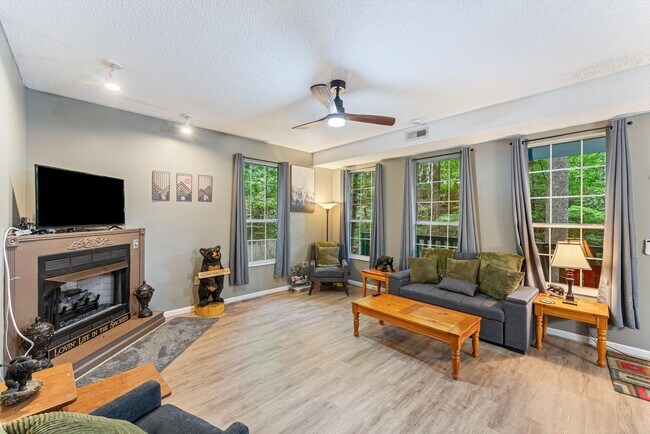 Foto del edificio - 1052 Twin Oaks Rd