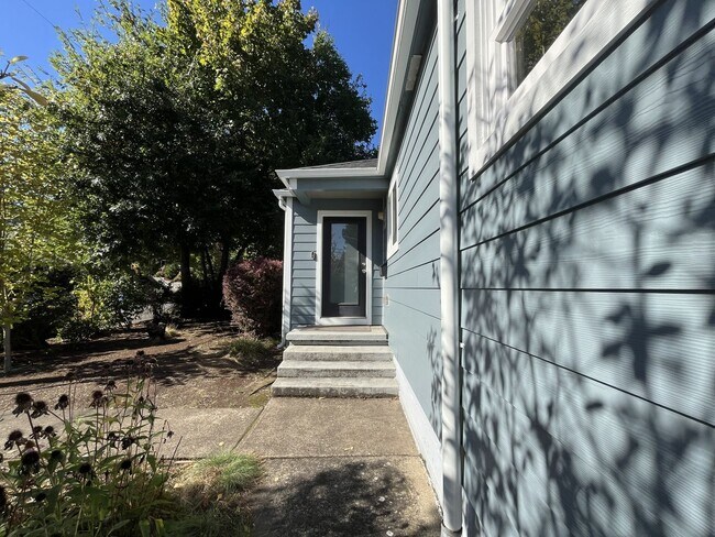 Building Photo - Stylish 3-Bed Home with Open Floor Plan, B...