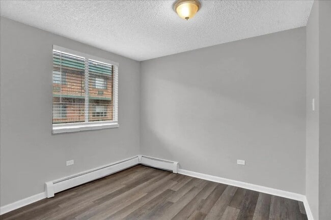 Building Photo - Beautifully Updated 1 Bed/1 Bath Apartment...