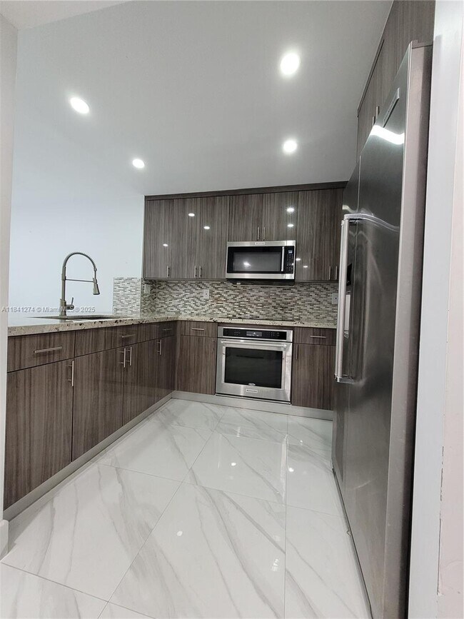 Foto del edificio - 7101 Byron Ave