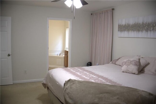 Foto del edificio - 64 Hill Crest Cir