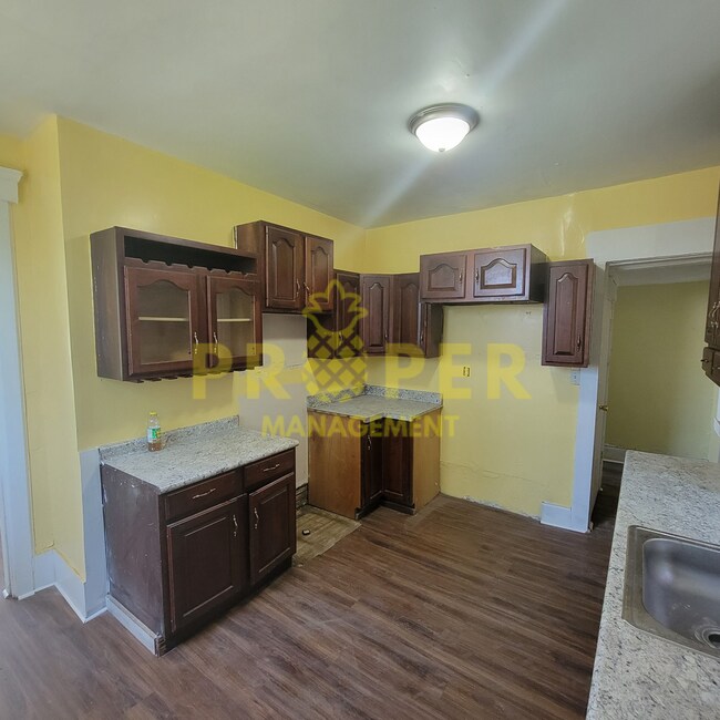 Foto del edificio - Massive 5 Bedroom Home w/ 12 Foot Ceilings...