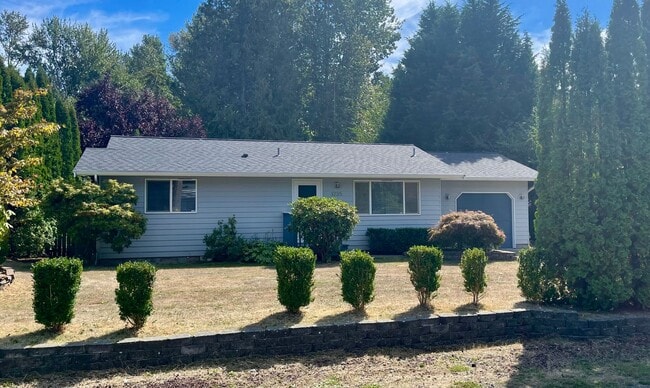 Building Photo - 2 Bed 1 Bath home with one car garage!