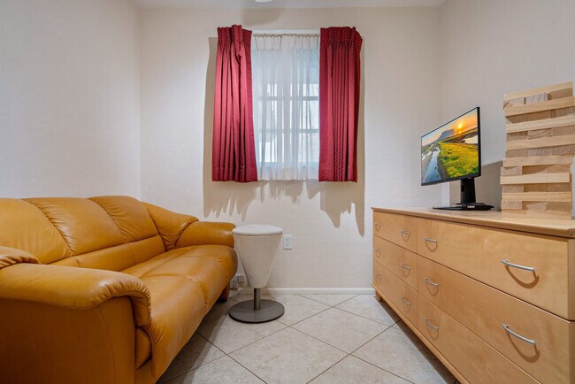 Foto del edificio - 7423 Dickens Dr