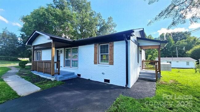Foto del edificio - 703 Central Dr NW
