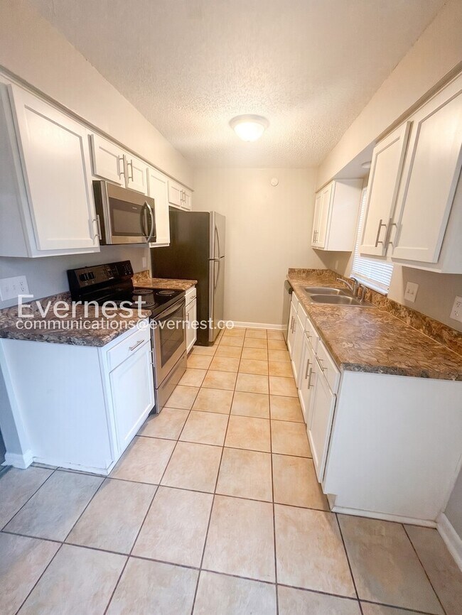 Building Photo - 3 Bed, 2 Bath Home with Garage / Pet-Friendly / Coming Soon!