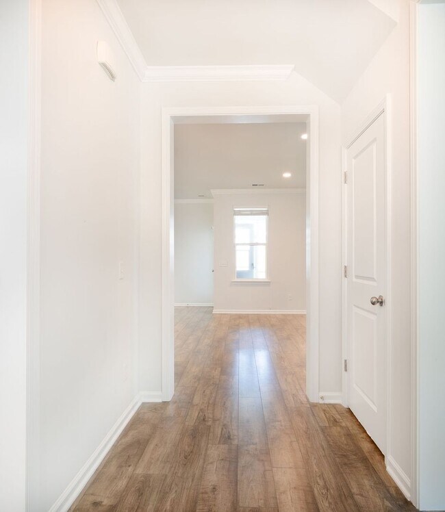 Building Photo - Spacious Living in the Heart of West Ashley