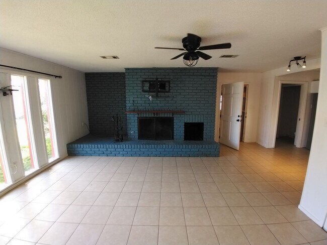 Foto del edificio - 705 Haynes Dr