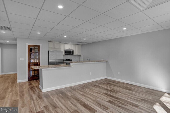 Building Photo - 933 N Hanover St