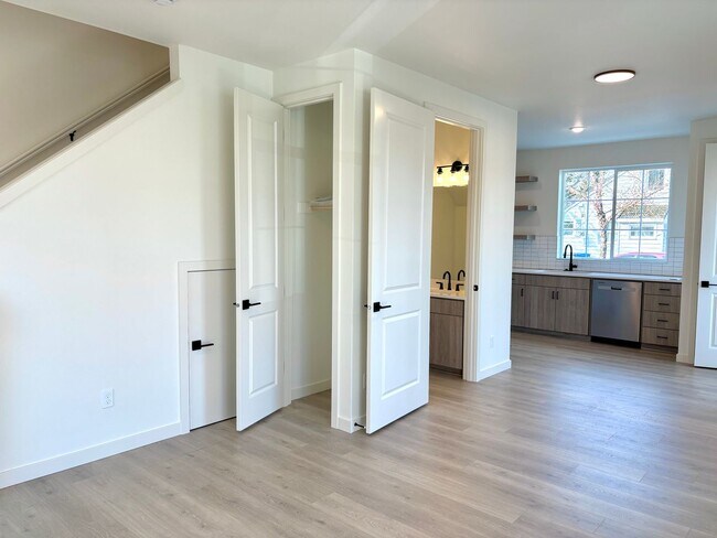 Building Photo - St. Johns New Build - Bright and Spacious End Unit 2 Bedroom with A/C, Washer/Dryer and Private P...