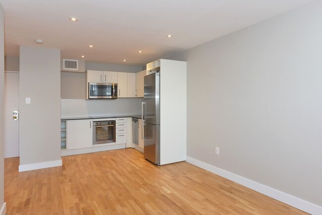 Building Photo - 730 St Clarens Ave