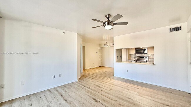 Foto del edificio - 1727 Village Blvd