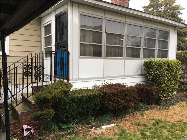 Building Photo - 160-28-160-73 73rd Ave