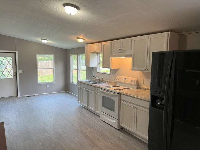 Building Photo - 7036 Mountain Ridge SE