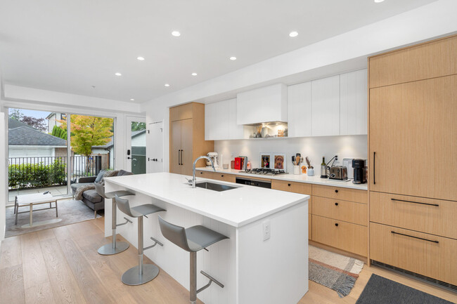 Building Photo - 90 W King Edward Ave