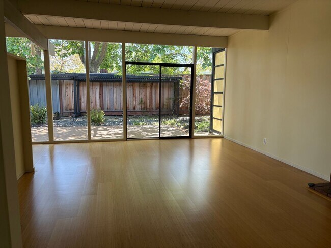 Foto del edificio - Lovingly Maintained 3 Bed, 2 Bath Home in the Circles