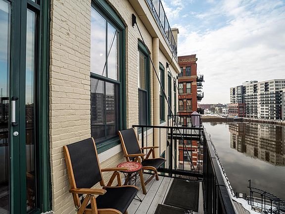 Foto del edificio - 205 N Water St