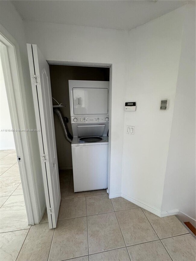 Foto del edificio - 714 NE 4th Ct.