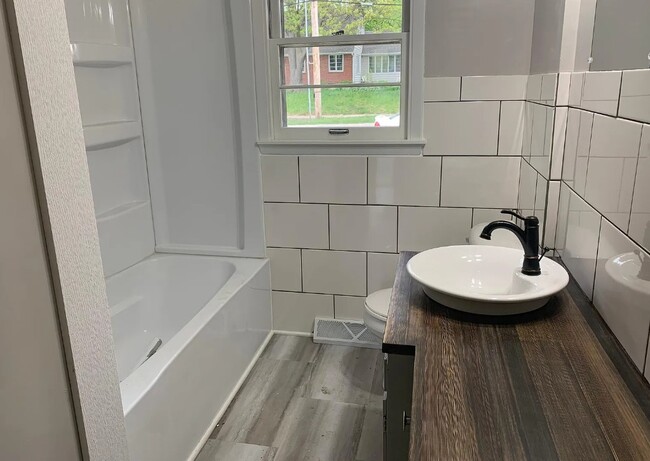 Foto del edificio - 1028 W 12th St