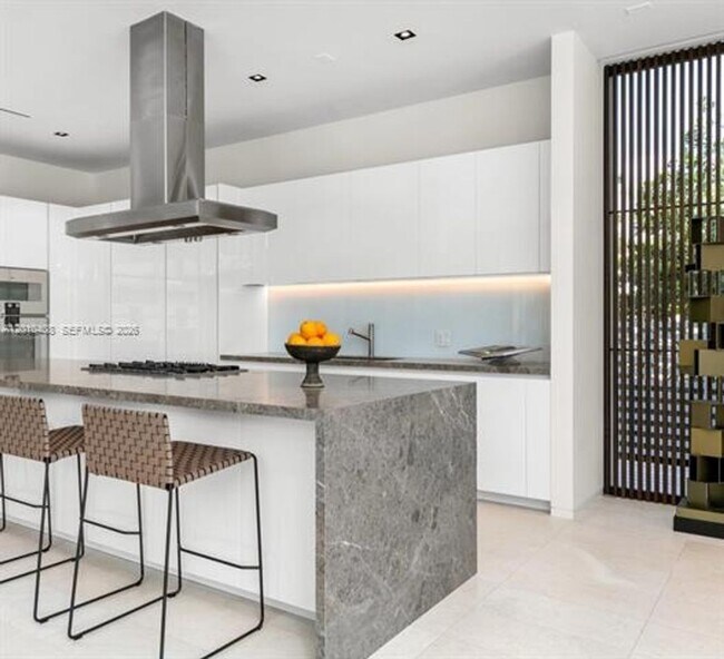 Foto del edificio - 1081 W 48th St