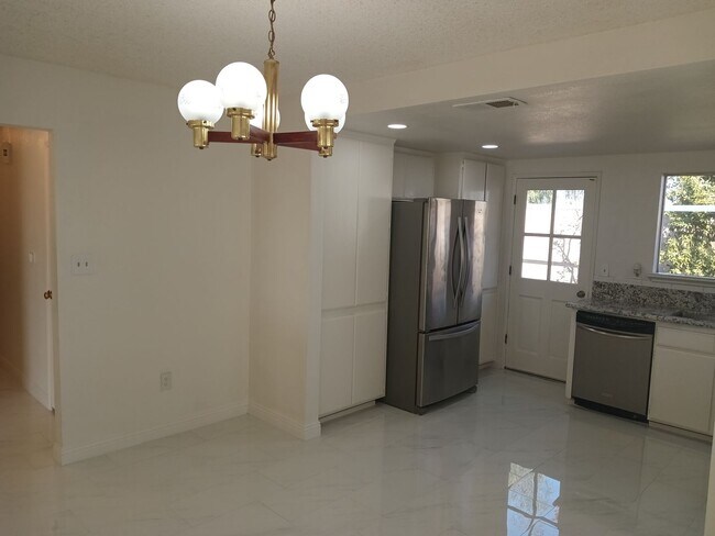 Foto del edificio - Stylish, Secure, and Pet-Friendly 3-Bedroo...
