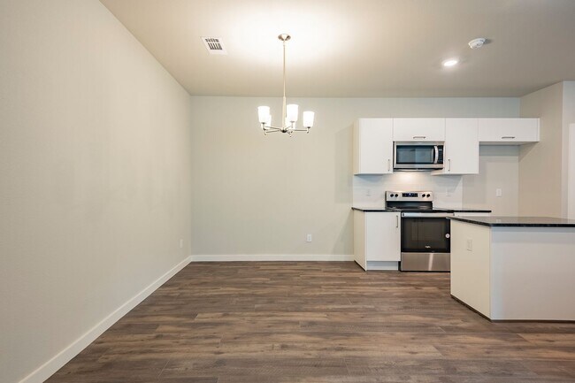 Foto del edificio - AVAILABLE NOW! GORGEOUS 4 BEDROOM DUPLEX L...