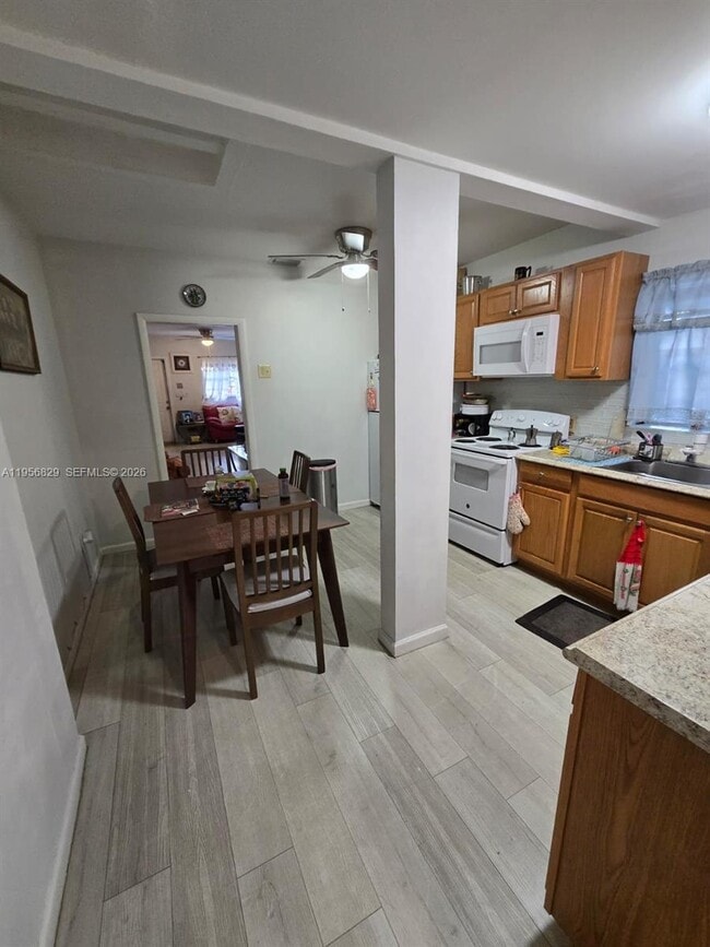 Foto del edificio - 3083 SW 17th St