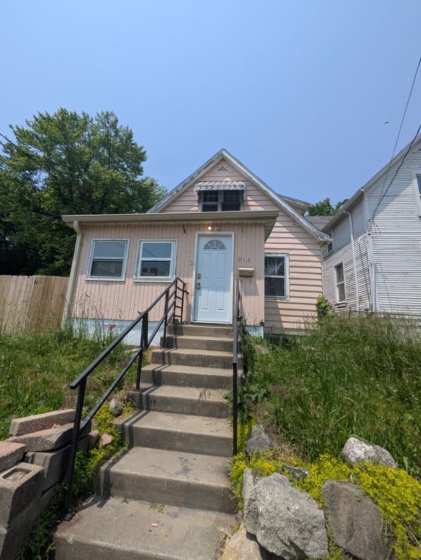 Foto principal - 915 NE Rock Island Ave