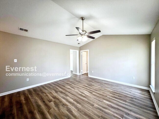 Foto del edificio - 7421 Cliffwood Dr