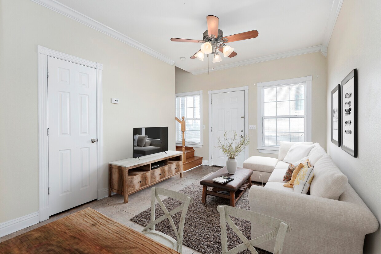 Sala de estar - 523 N Storer Ave