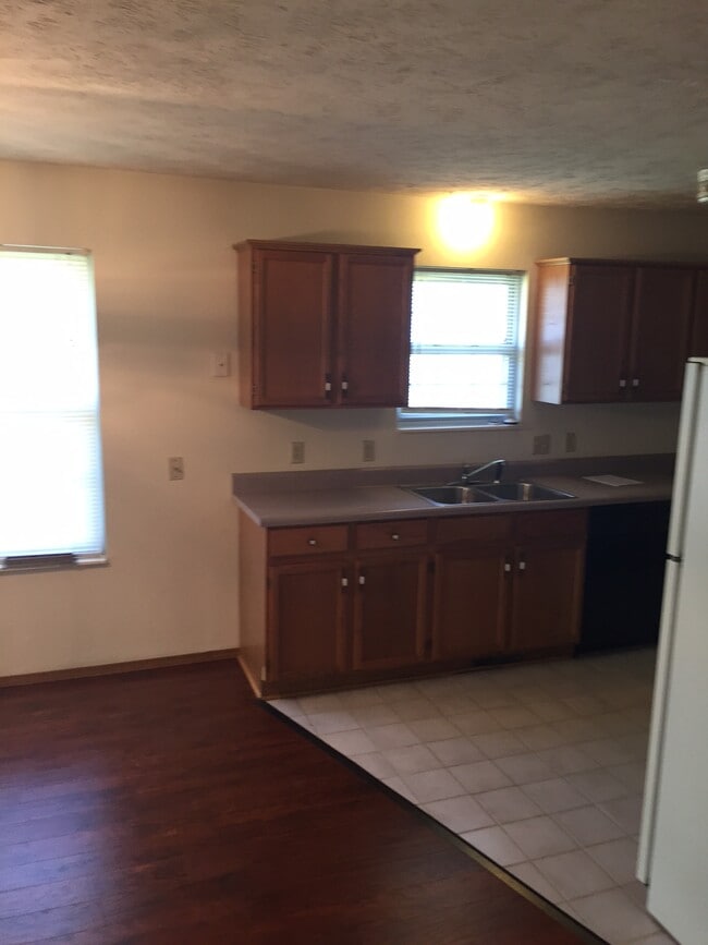 Building Photo - 3360 S Parkmont Ct